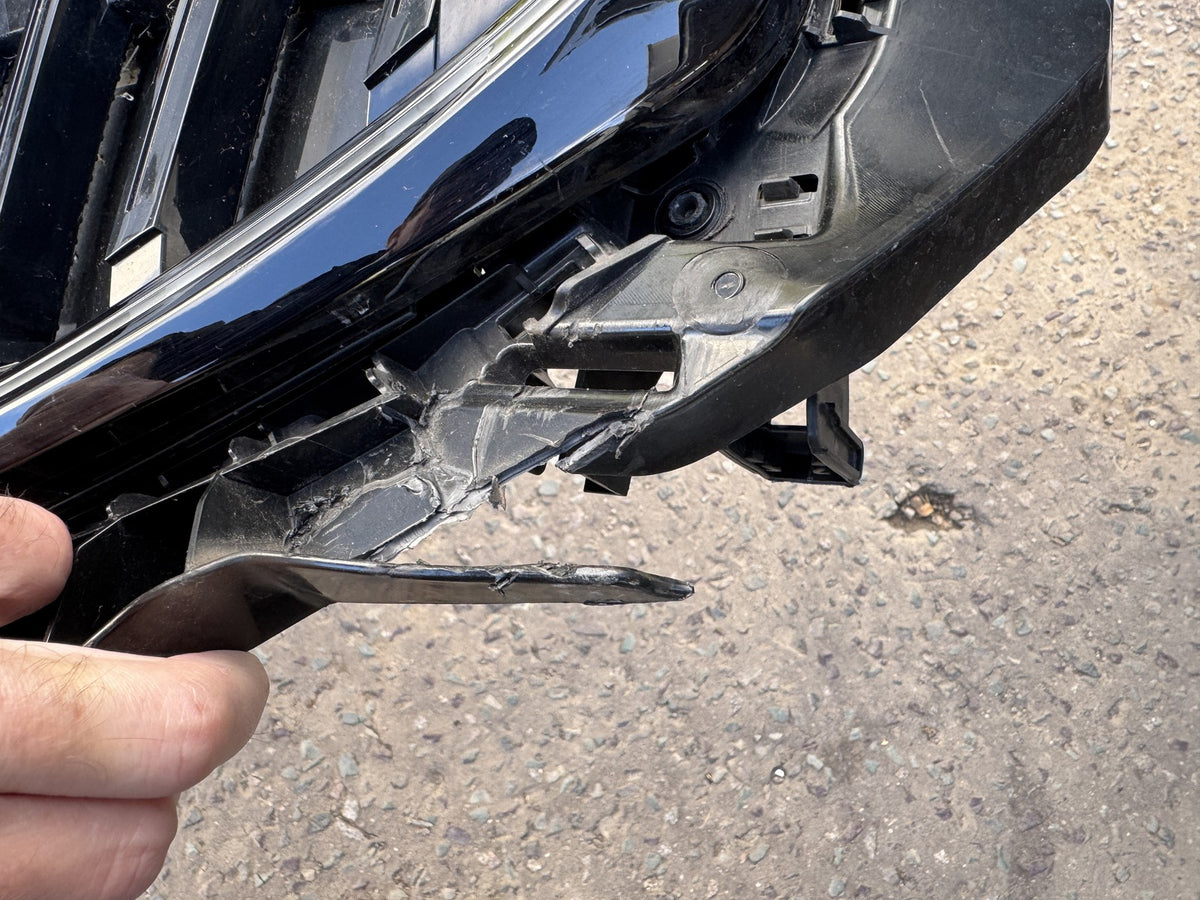 BMW i5 G60 G61 2024 On Front Grille with Active Air Flap Shutter 5A1D079 Damaged