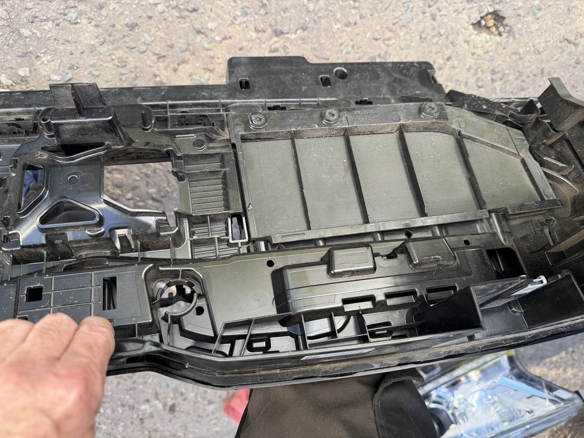 BMW i5 G60 G61 2024 On Front Grille with Active Air Flap Shutter 5A1D079 Damaged