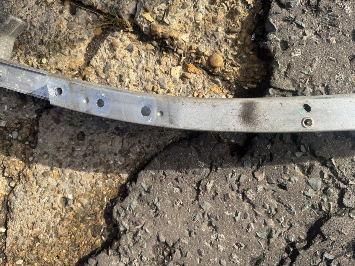 Tesla Model Y Frontstoßstangen-Verstärkung Aufprallträger 1487601-00-E 2021-2025