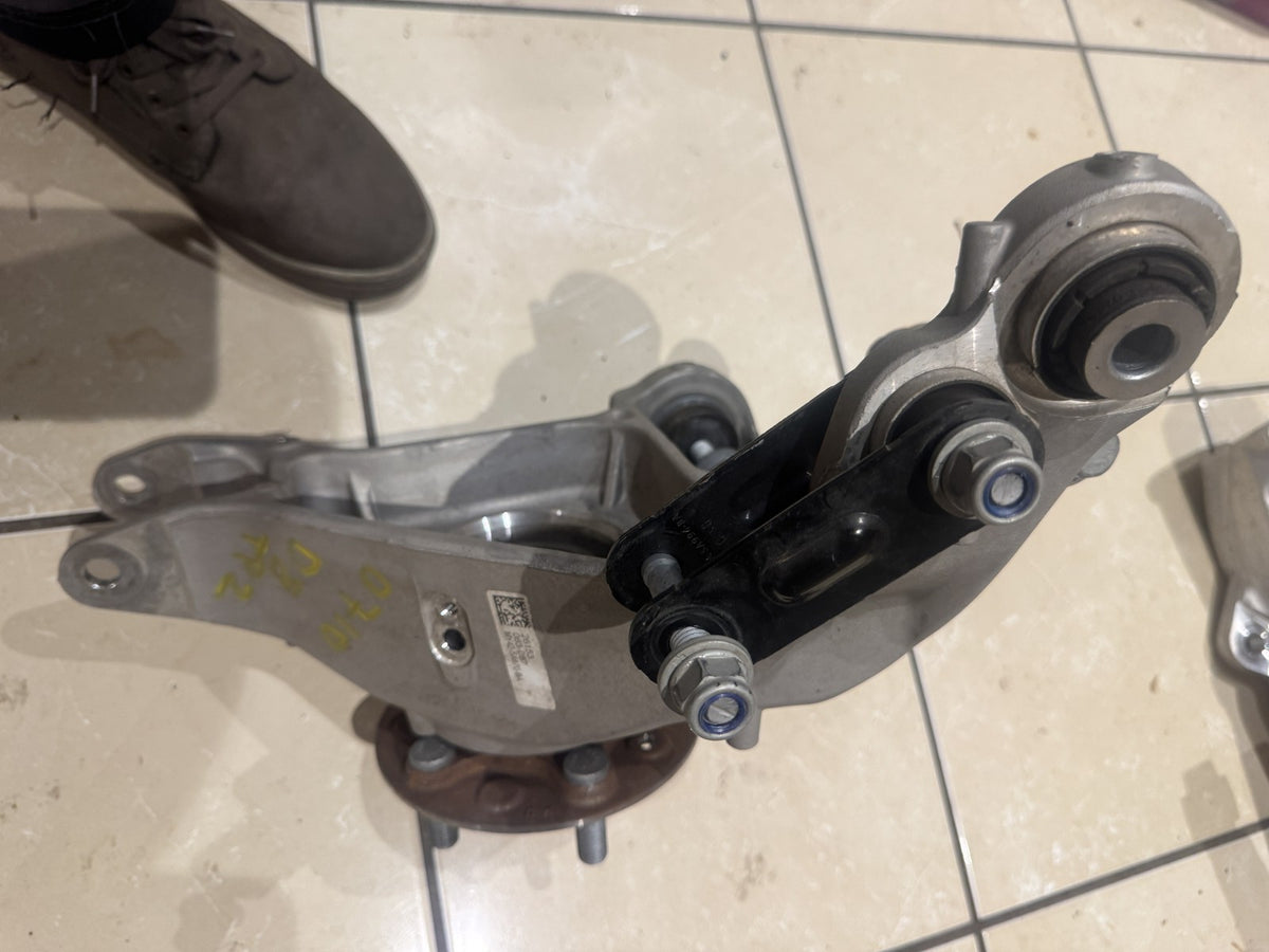 2026 Discovery 5 L462 Rear Knuckle Hub Right MY42-5A970-BA LR183083