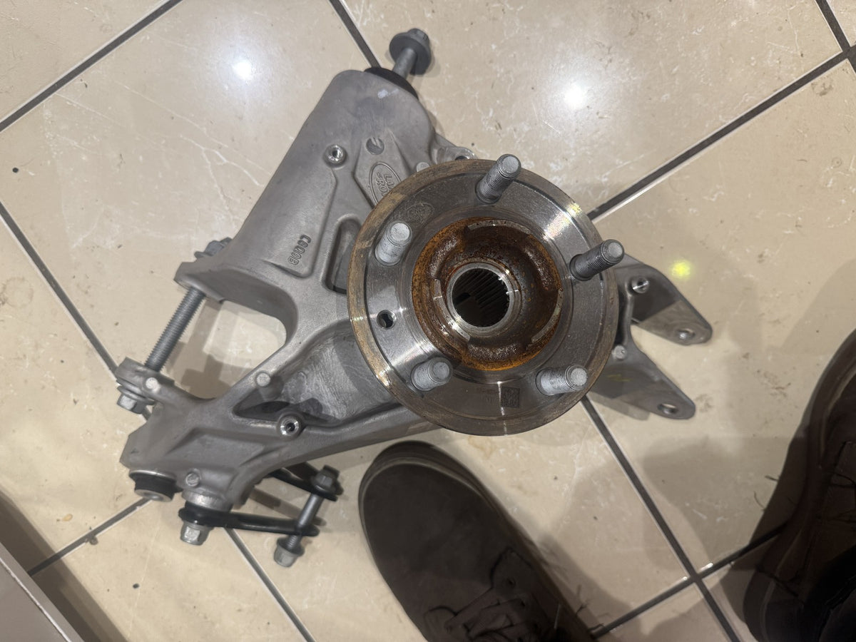2026 Discovery 5 L462 Rear Knuckle Hub Right MY42-5A970-BA LR183083