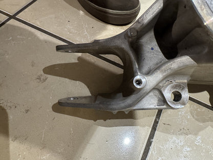 2026 Discovery 5 L462 Rear Knuckle Hub Right MY42-5A970-BA LR183083