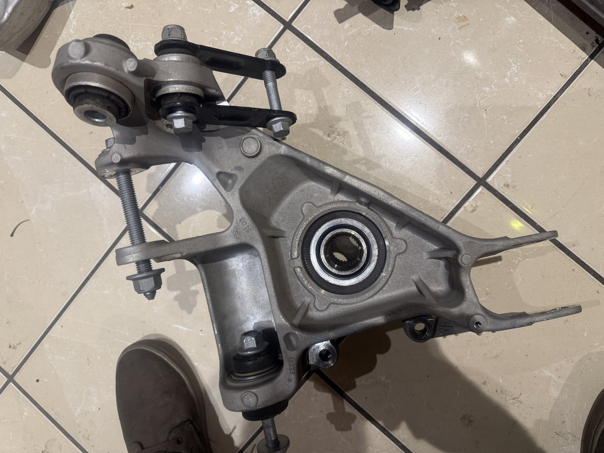 2026 Discovery 5 L462 Rear Knuckle Hub Right MY42-5A970-BA LR183083