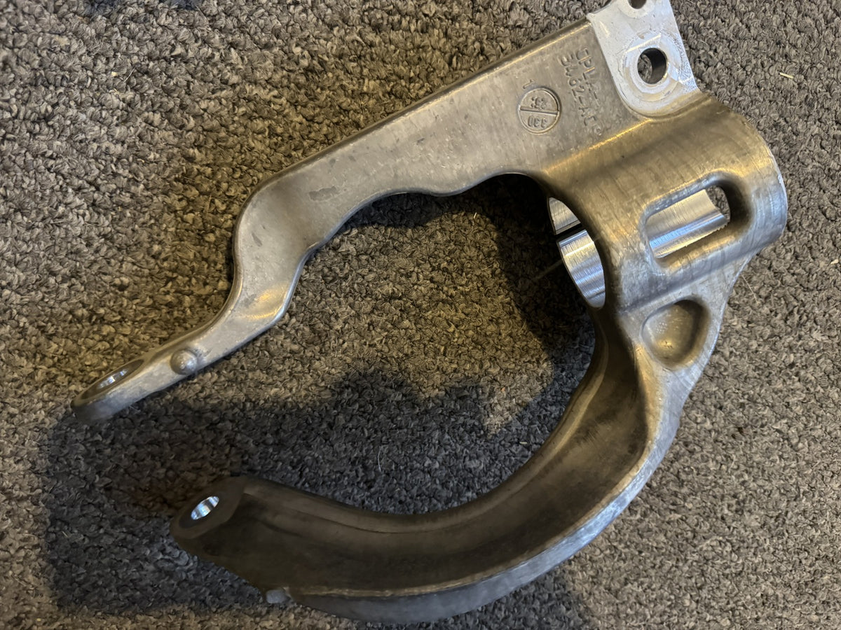 2026 Land Rover Front Strut Yoke Fork Right CPLA-3462-AC LR105282 Discovery L405