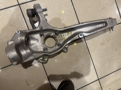 2026 Discovery 5 L462 Front Knuckle Hub Carrier Right LR183085 MY42-3K185-CA