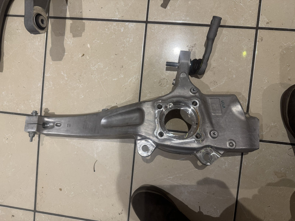 2026 Discovery 5 L462 Front Knuckle Hub Carrier Right LR183085 MY42-3K185-CA