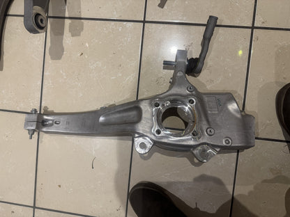 2026 Discovery 5 L462 Front Knuckle Hub Carrier Right LR183085 MY42-3K185-CA