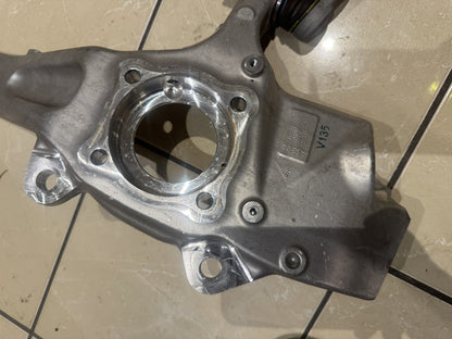 2026 Discovery 5 L462 Front Knuckle Hub Carrier Right LR183085 MY42-3K185-CA