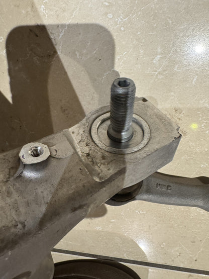 2026 Discovery 5 L462 Front Knuckle Hub Carrier Right LR183085 MY42-3K185-CA