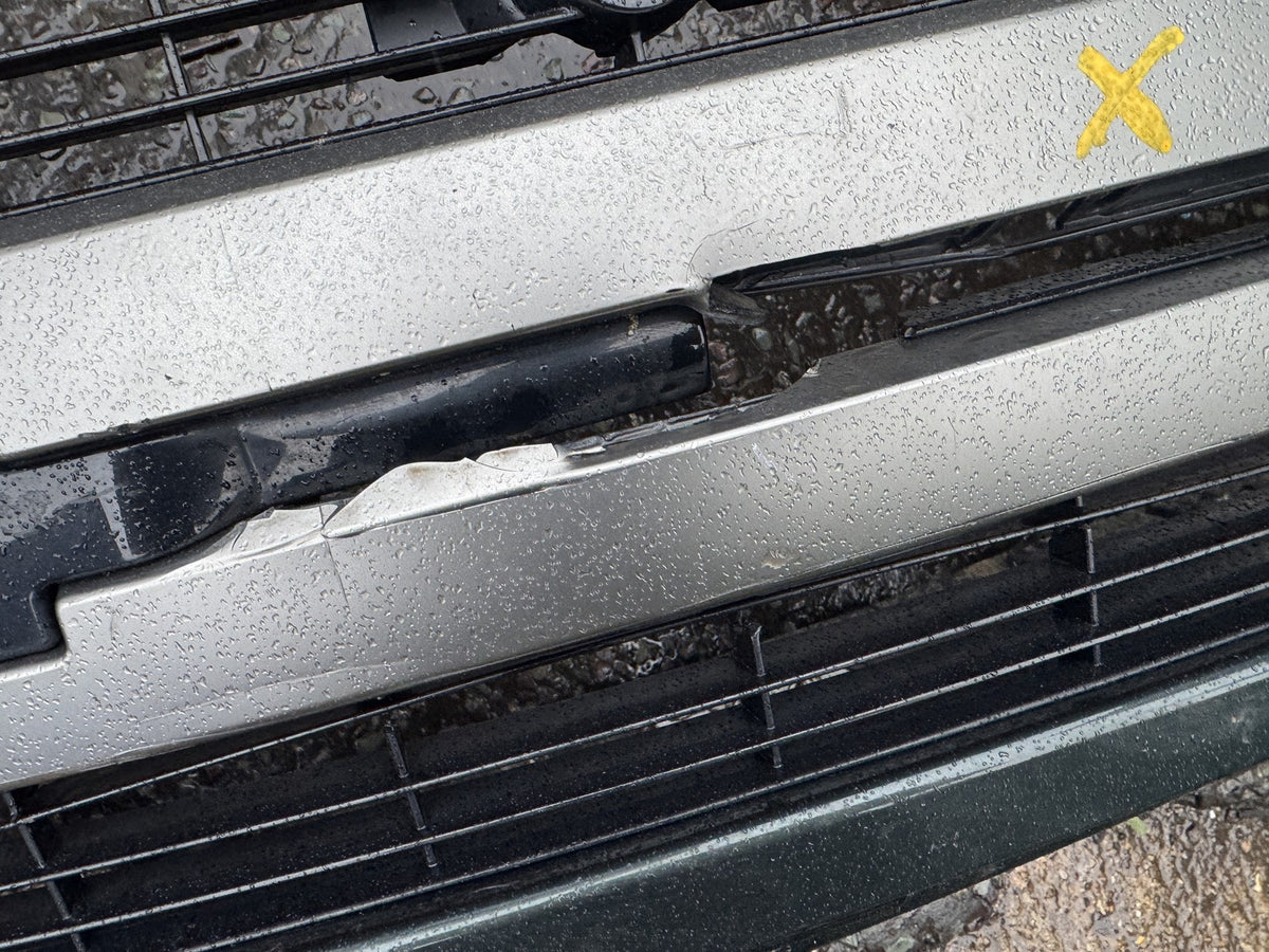 Range Rover L460 Paraurti Anteriore PDC LR157963 M8E2-17F003 Griglia Danneggiata