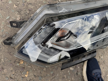 Nissan Qashqai J11 2017-2021 Left Halogen Headlight 100-19010 Broken Lug