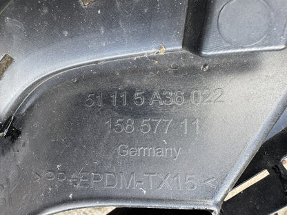 BMW 5 Серия G60 G61 M Sport предна броня централна решетка лайсна 51115A36022