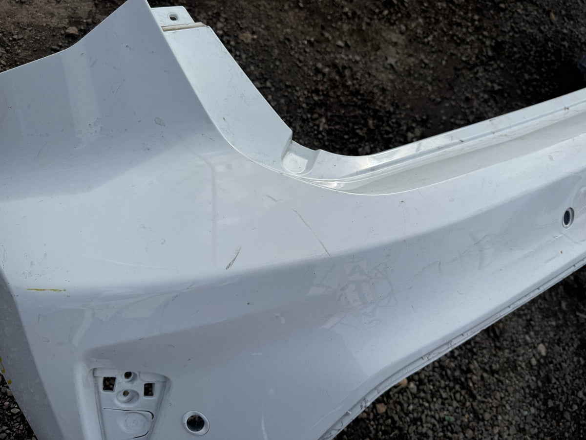 2025 Ford Focus Mk4 Bicorps Pare-chocs arrière PDC Blanc JX7B-17906-A1W Bosselé