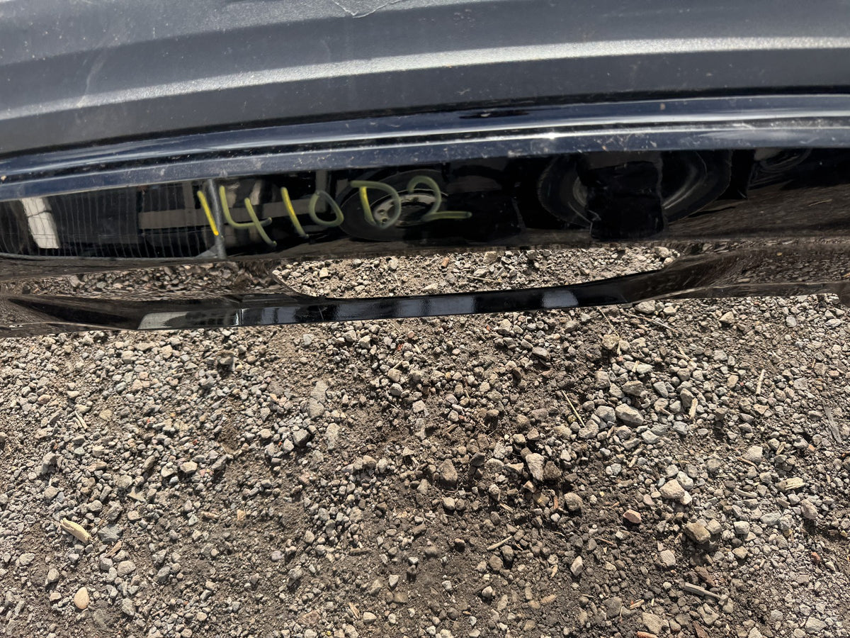Volvo XC40 2018-2026 リアバンパーロアセクション + ディフューザー PDC 31449333 傷あり