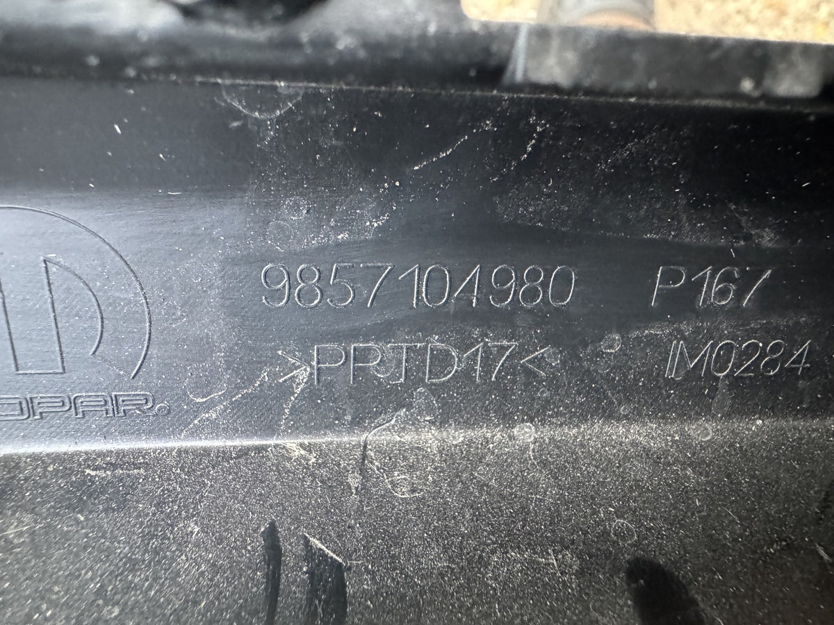2026 Fiat Grande Panda предна броня двоен спойлер лип 9857104980 надраскан