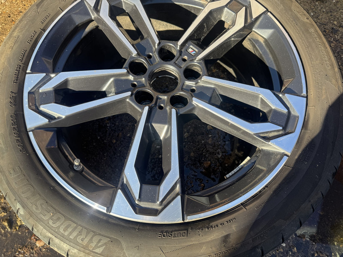 BMW X1 U11 iX1 19 Алуминиева джанта 871M 6898051 8J ET46 Bridgestone 245/45 R19 Гума