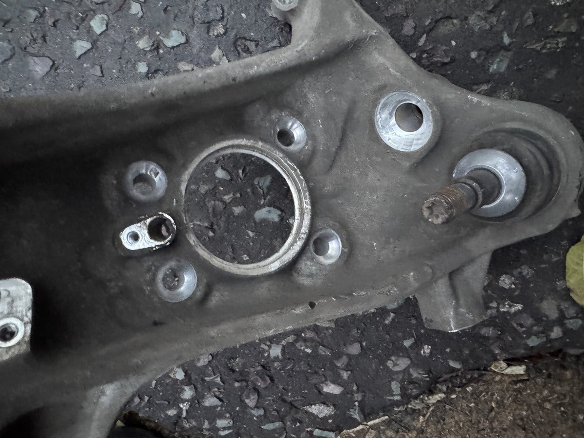 BMW M5 F90 M8 F91 F92 F93 Knuckle Hub Swivel Carrier Depan Kiri 31107857011
