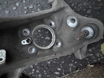 BMW M5 F90 M8 F91 F92 F93 Knuckle Hub Swivel Carrier Depan Kiri 31107857011