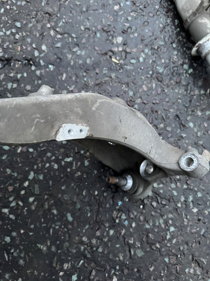 BMW M5 F90 M8 F91 F92 F93 Knuckle Hub Swivel Carrier Depan Kiri 31107857011