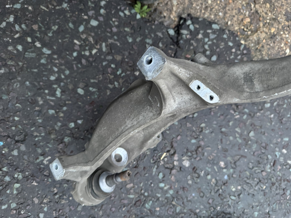 BMW M5 F90 M8 F91 F92 F93 Knuckle Hub Swivel Carrier Depan Kiri 31107857011