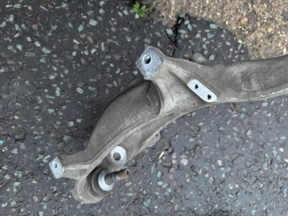 BMW M5 F90 M8 F91 F92 F93 Knuckle Hub Swivel Carrier Depan Kiri 31107857011