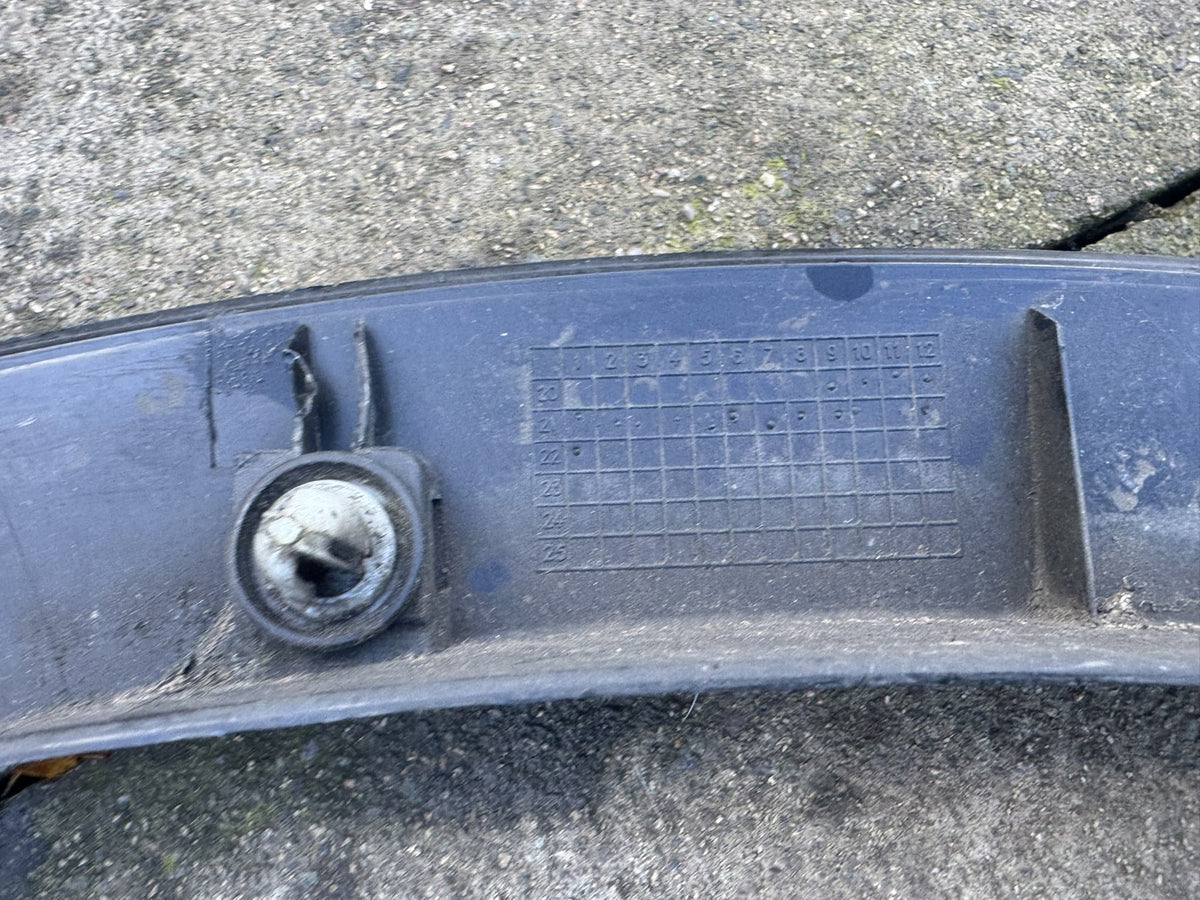 Élargisseur d'aile avant droit d'origine Tesla Model Y 1683860-00-A