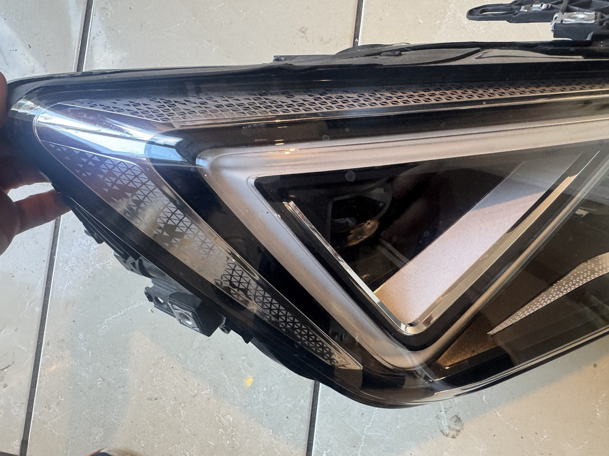 2021 Cupra Formentor első jobb Full LED fényszóró 5FH941008E alkatrésznek vagy javításra
