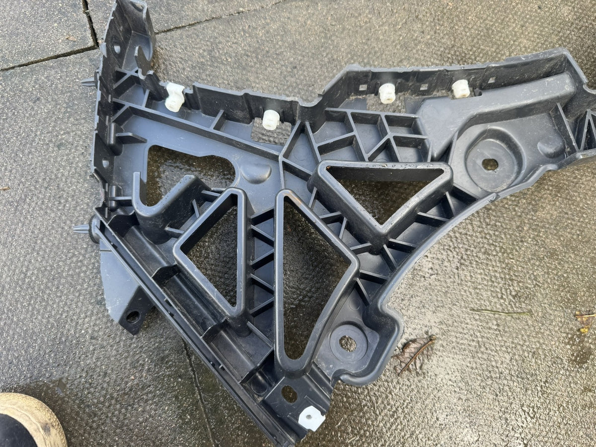 Jaguar I-Pace X590 2018-2026 Supporto paraurti posteriore destro J9D3-17B930-A